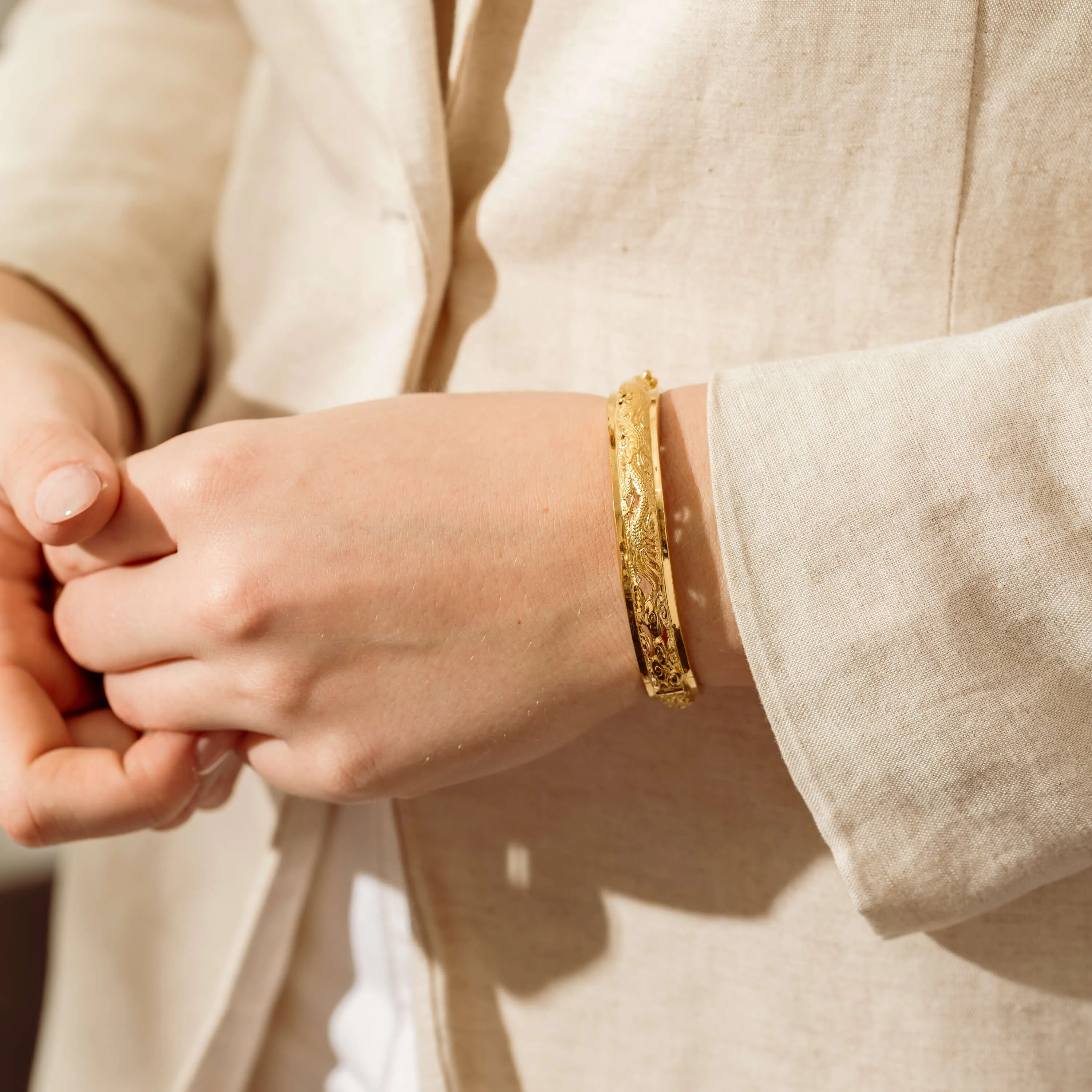 Deja Vu 23ct Yellow Gold Pattern Hinged Bangle