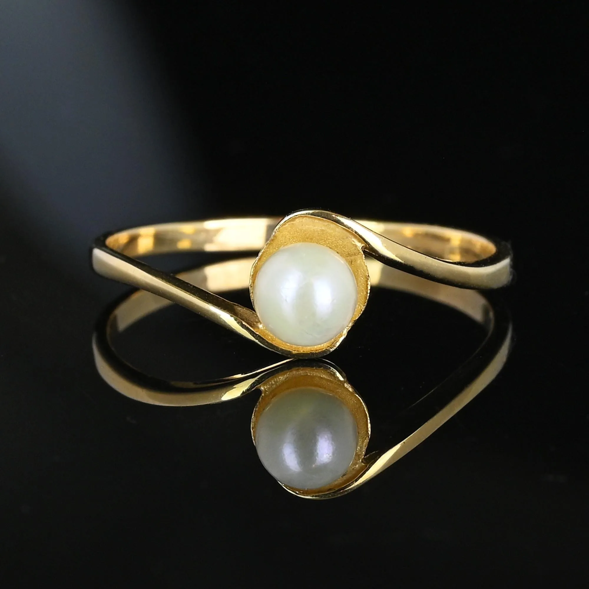 Elegant 14K Gold Bypass Pearl Solitaire Ring