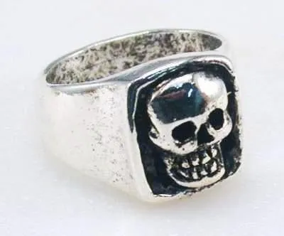 R17 Giant Skull Ring