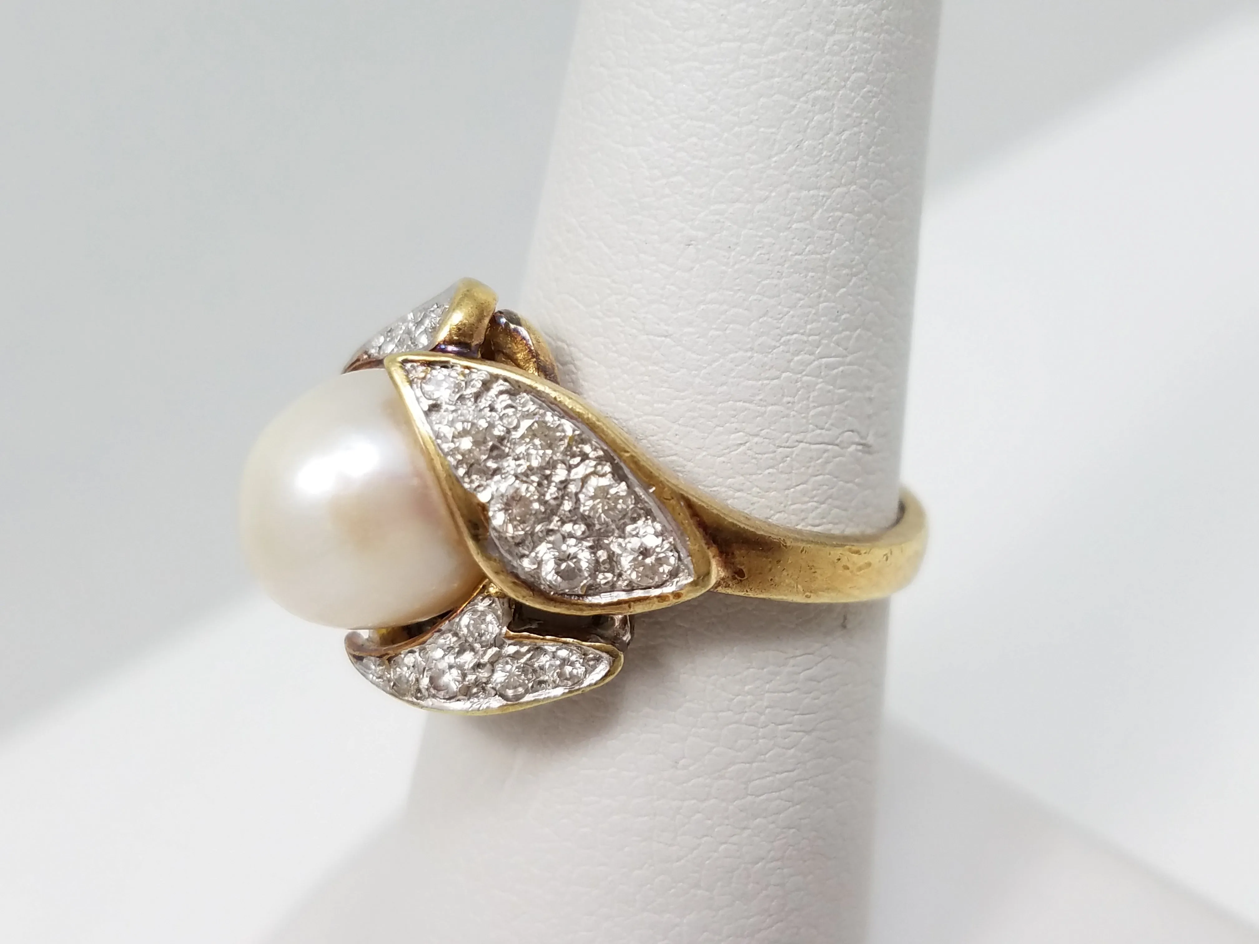 Sophisticated Vintage 14k Yellow Gold Cultured Pearl Natural Diamond Ring