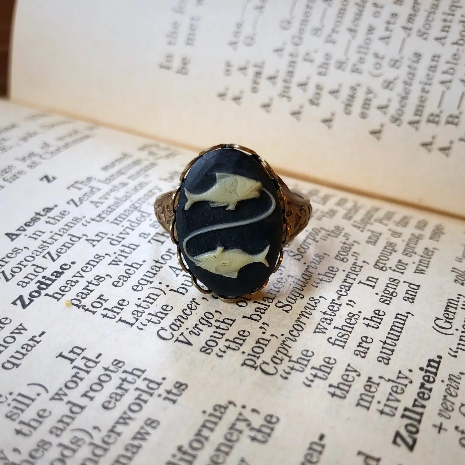 Vintage Zodiac Cameo Ring - Pisces